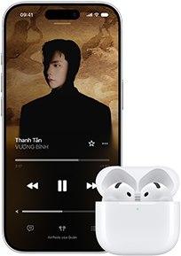 iPhone bên cạnh AirPods trong hộp sạc, hộp đang mở