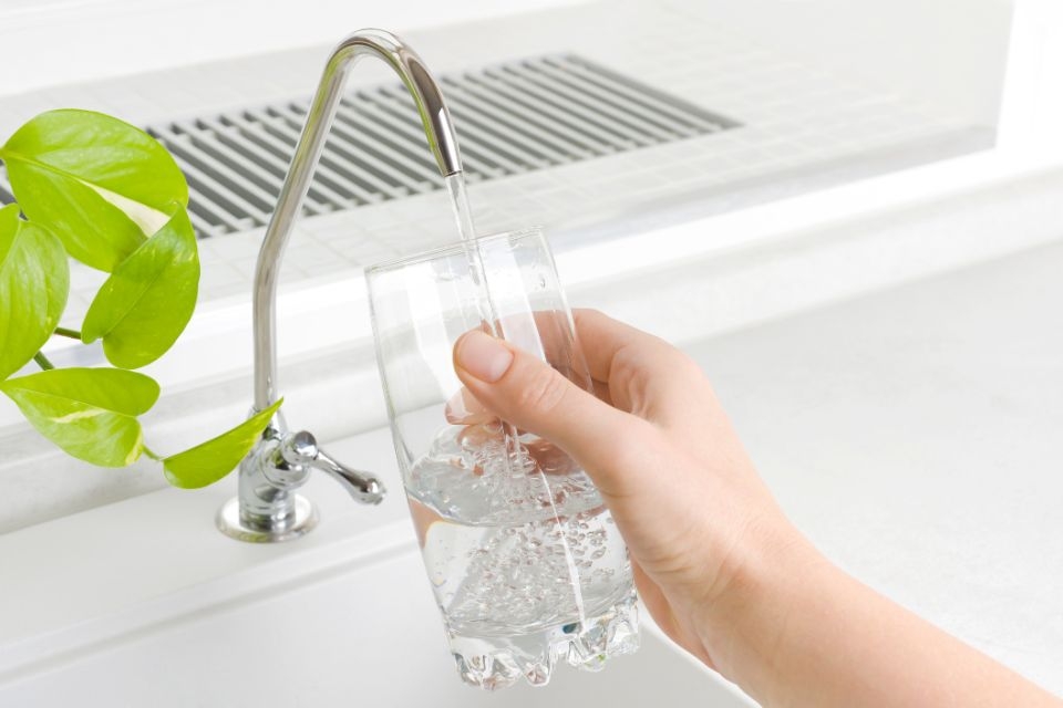 Nước đã qua máy lọc có nên đun sôi hay không? Những lưu ý quan trọng khi sử dụng