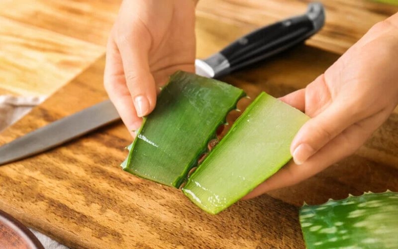 Sơ chế nha đam làm nước dừa nha đam
