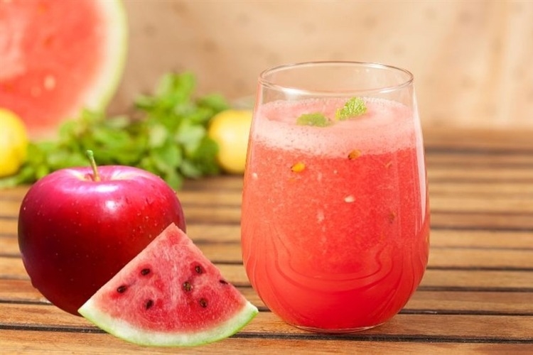 Chia sẻ cách làm nước ép dưa hấu táo mát lạnh, ngon ngọt, xua tan cái nóng oi bức của mùa hè