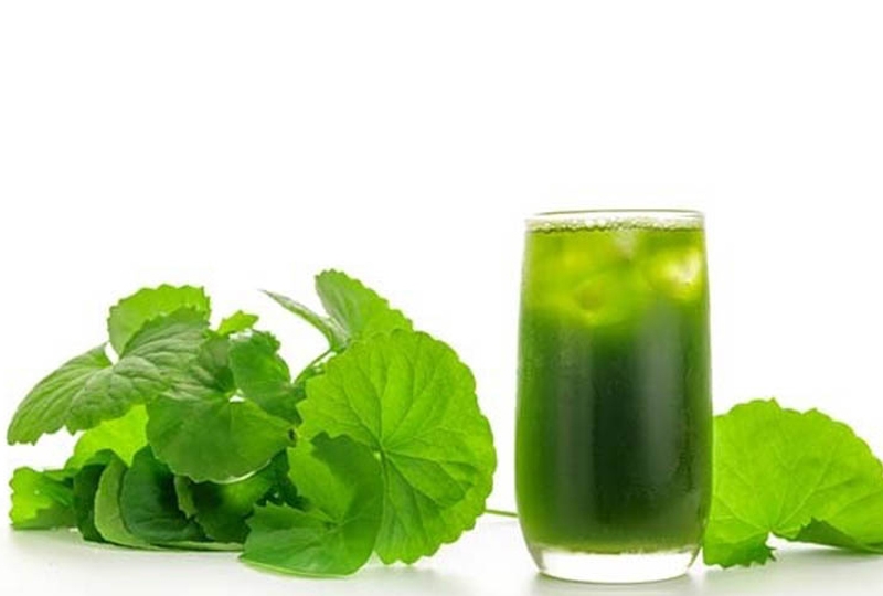 Nước ép trị mụn nội tiết - Nước ép rau má.