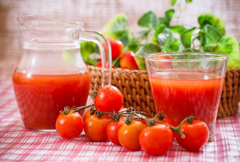 Nước ép trị mụn nội tiết - Nước ép cà chua.