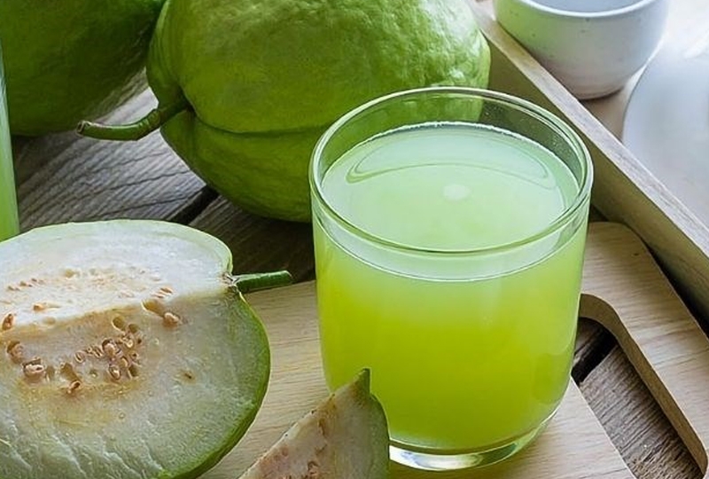 Nước ép trị mụn nội tiết - Nước ép ổi.