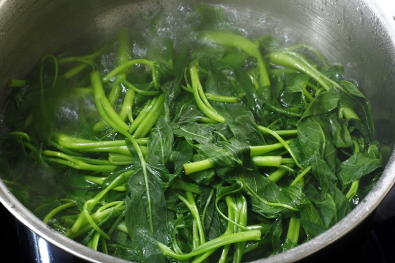 Nước luộc rau muống màu xanh sẫm ảnh 1