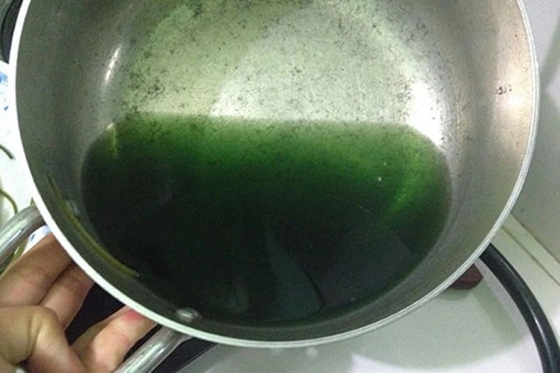 Nước luộc rau muống màu xanh sẫm ảnh 3