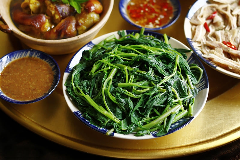 Nước luộc rau muống màu xanh sẫm ảnh 6