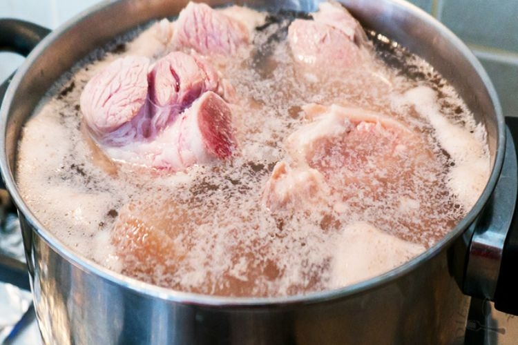 Nước luộc thịt nên để nấu canh hay đổ đi?