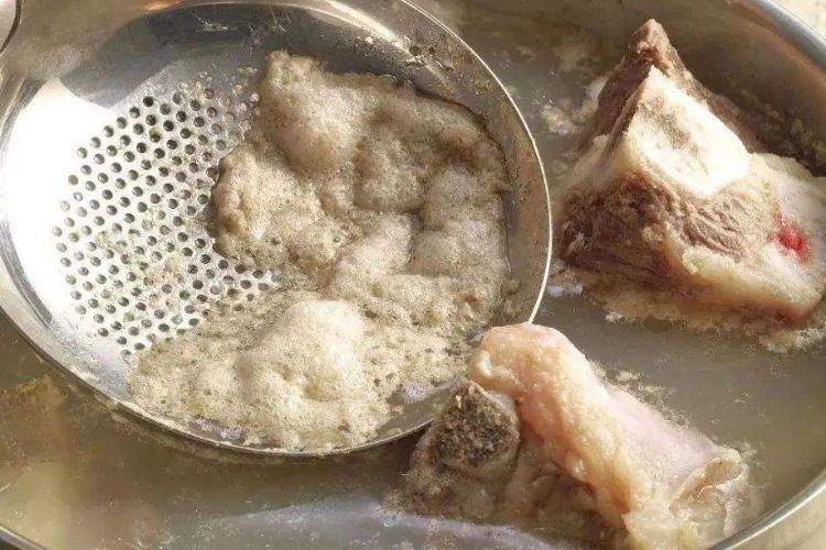Nước luộc thịt nên để nấu canh hay đổ đi?