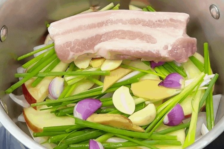 Nước luộc thịt nên để nấu canh hay đổ đi?