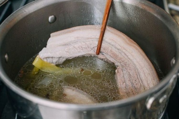 Nước luộc thịt nên để nấu canh hay đổ đi?