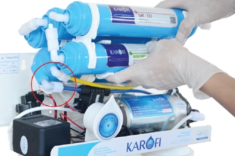 Nước từ m&aacute;y lọc nước Karofi c&oacute; bọt kh&iacute; (H&igrave;nh 4)