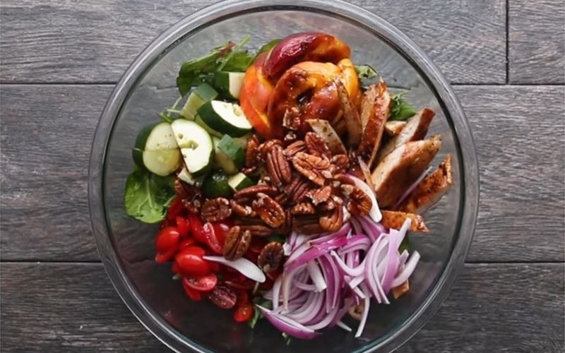 Trộn salad đào nướng