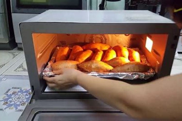 Nướng lại bánh mì bằng lò nướng như thế nào để đảm bảo độ giòn và vị ngon đúng điệu?