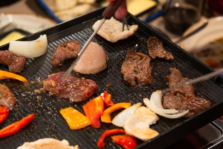 Nướng thịt bằng bếp nướng điện không khói (Hình 1)