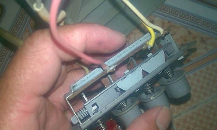 N&uacute;t bấm quạt bị kẹt (H&igrave;nh 4)