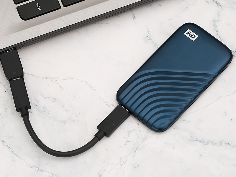 HDD di động thường nên được theo dõi kỹ sau khoảng 3 đến 5 năm, trong khi tuổi thọ SSD phụ thuộc nhiều vào lượng dữ liệu đã ghi