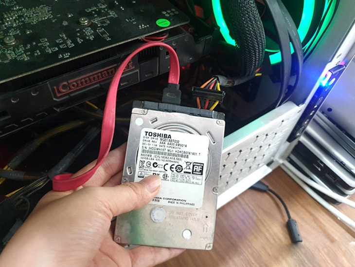 Ổ cứng laptop có gắn vào máy bàn được không?