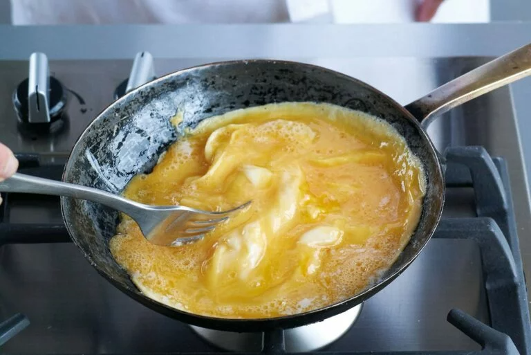 Khuấy v&agrave; d&agrave;n đều trứng