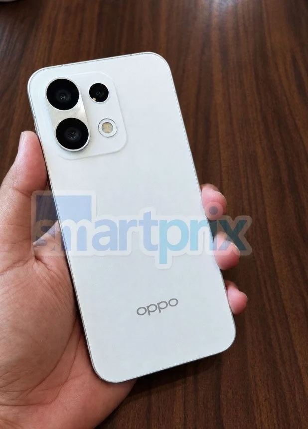 Hình ảnh rò rỉ của OPPO Reno17 cho thấy mặt lưng màu trắng cùng cụm camera đặt ở góc trên bên trái.
