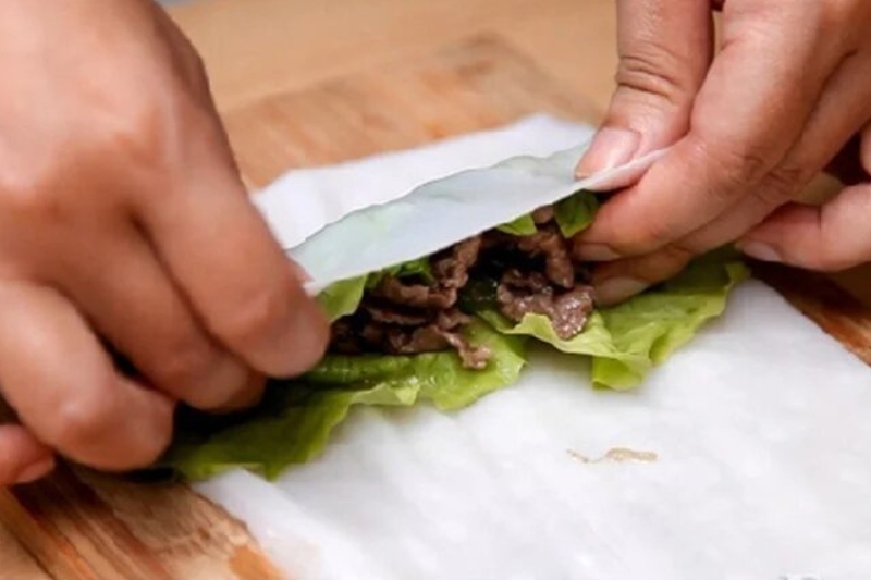 Bước 4: Cuốn phở