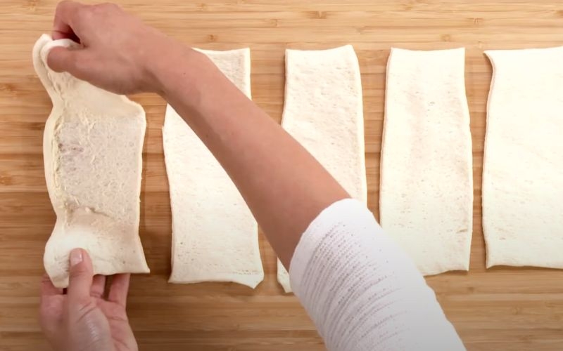 Sơ chế nguyên liệu làm pizza đầu lâu