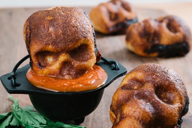 Hướng dẫn làm pizza đầu lâu kinh dị cho đêm Halloween với công thức siêu đơn giản