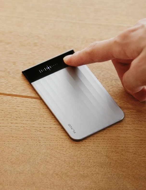 Màn hình AMOLED trên Plaud Note Pro giúp kiểm tra nhanh trạng thái ghi âm mà không cần mở điện thoại.