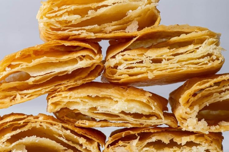 Bột ngàn lớp Puff Pastry là gì? Hướng dẫn cách cán bột và nướng bánh chuẩn Âu