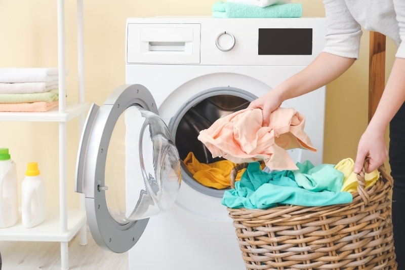 Quần áo mới mua về có nên giặt trước khi sử dụng 1