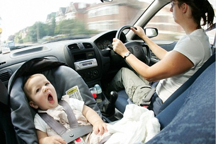 quy định cho trẻ em trên xe ô tô 2