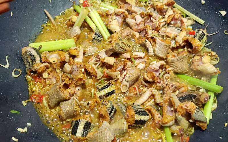 Xào rắn đã tẩm ướp gia vị
