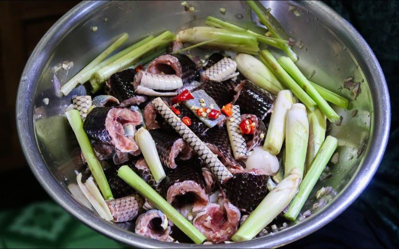 Ướp thịt rắn đậm đà gia vị