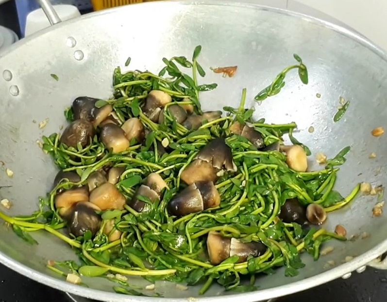 rau đắng xào nấm rơm 2