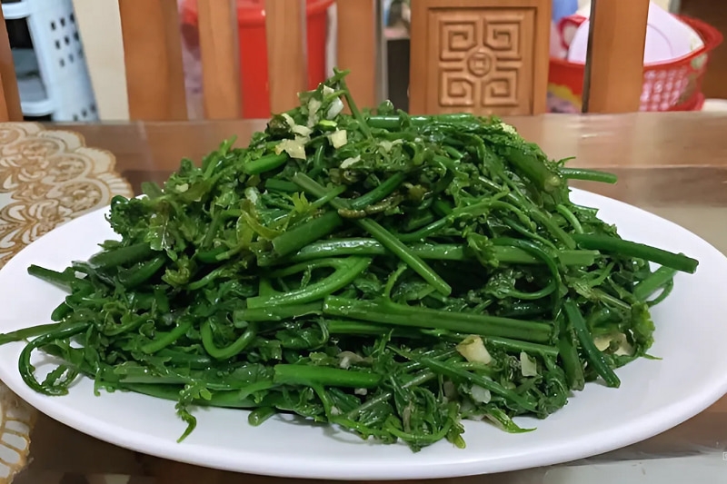 Hướng dẫn cách chế biến món rau dớn xào tỏi thơm ngon, bổ dưỡng