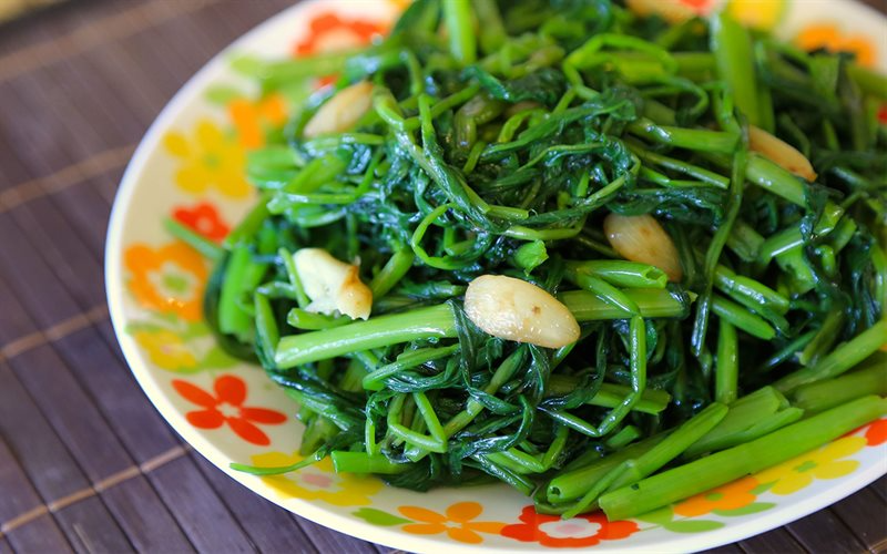 Rau muống xào tỏi bao nhiêu calo? 1