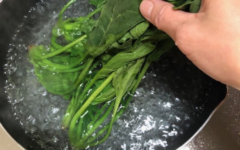 Rau nên chần trước khi nấu - Rau chân vịt