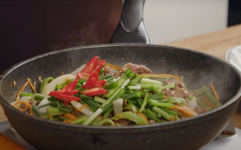 Hoàn thành món rau tiến vua xào thịt bò