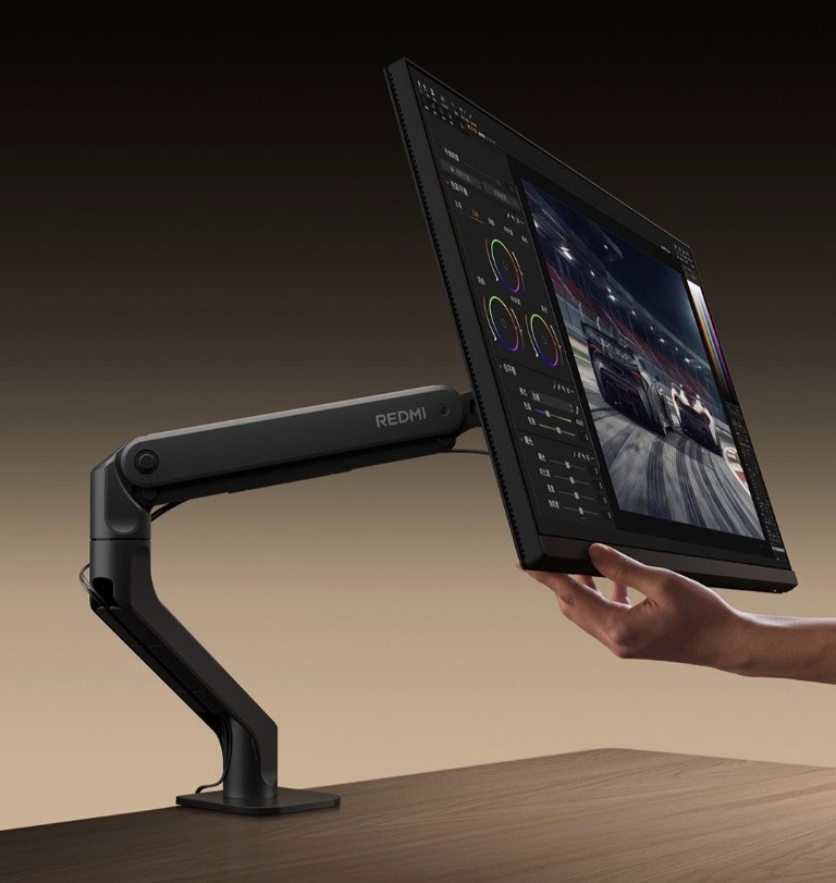 REDMI Monitor Arm cho phép thay đổi vị trí màn hình dễ dàng, giúp người dùng điều chỉnh góc quan sát thuận tiện hơn.