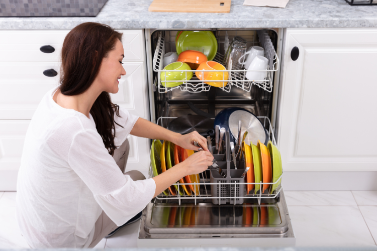 rửa bát bằng máy bị nhờn hình 6