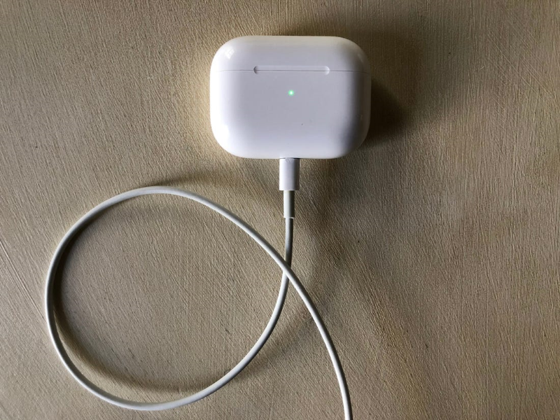 Sạc có dây qua Lightning hoặc USB C