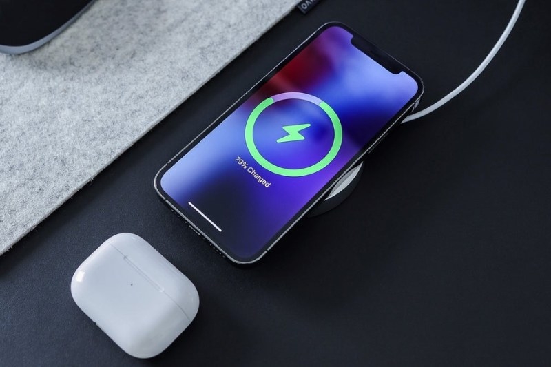 Sạc không dây có ảnh hưởng pin iPhone không 2