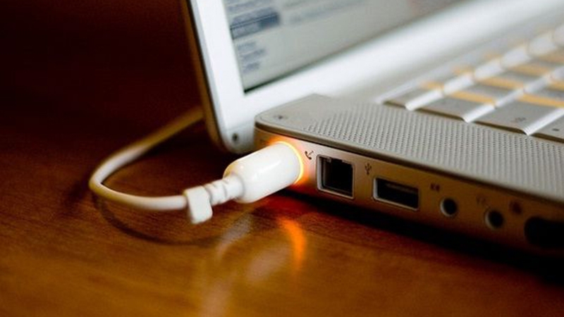Sạc laptop khác hãng có sao không (ảnh 2)