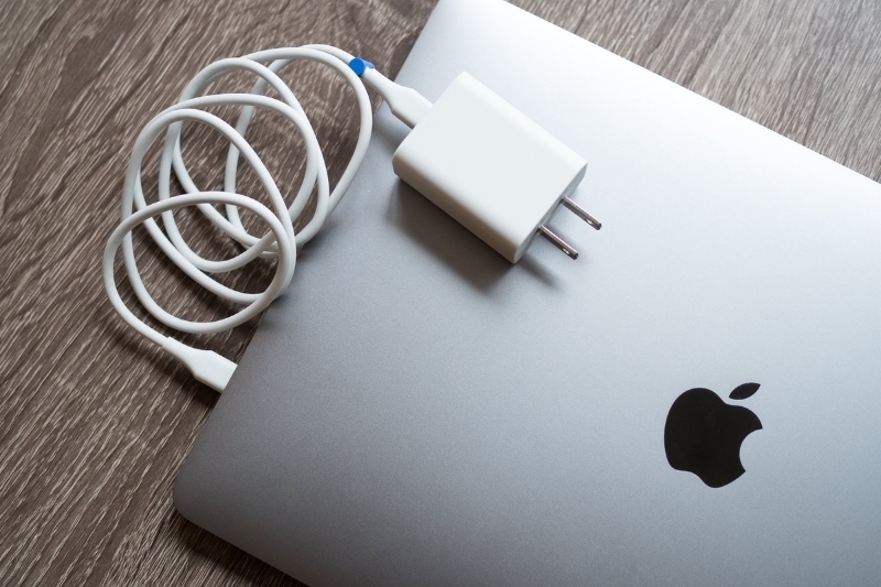 Sạc MacBook có sạc được iPhone không 1