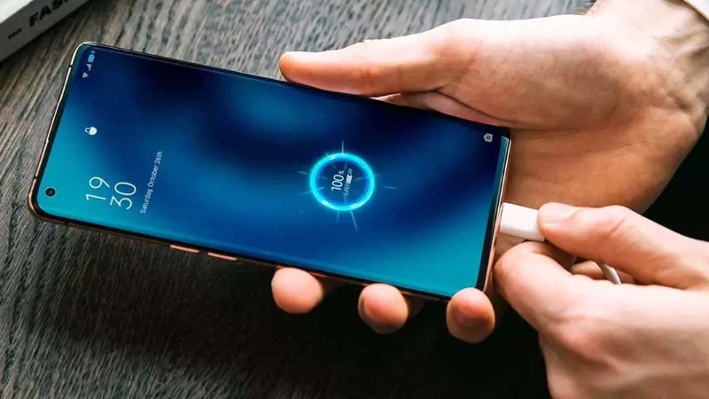 Sạc pin đầy nhưng không rút ra có sao không - hình 3