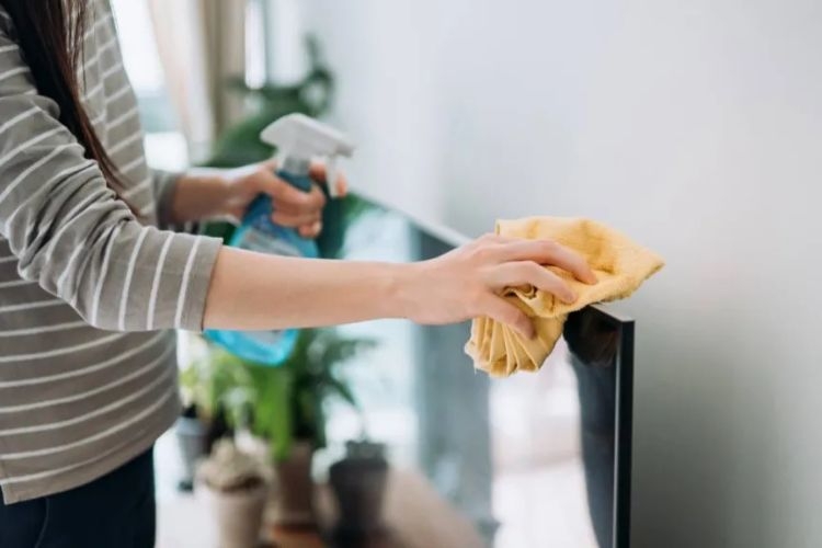 sai lầm khi vệ sinh màn hình tivi 3