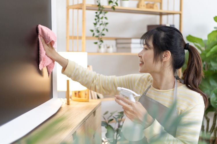 7 sai lầm khi vệ sinh màn hình tivi thường mắc phải và hướng dẫn cách xử lý đúng