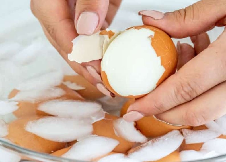 sai lầm khiến trứng luộc khó bóc vỏ 7