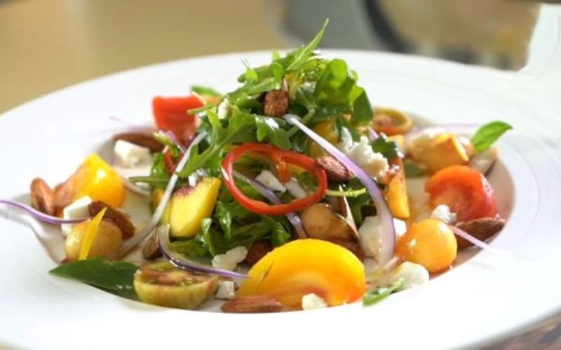 Hoàn thành salad đào sốt cay