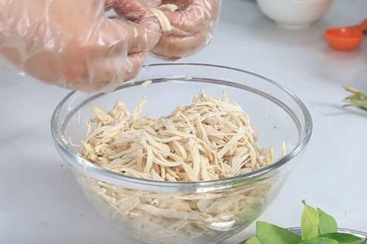 Salad gà hạt óc chó hình 5
