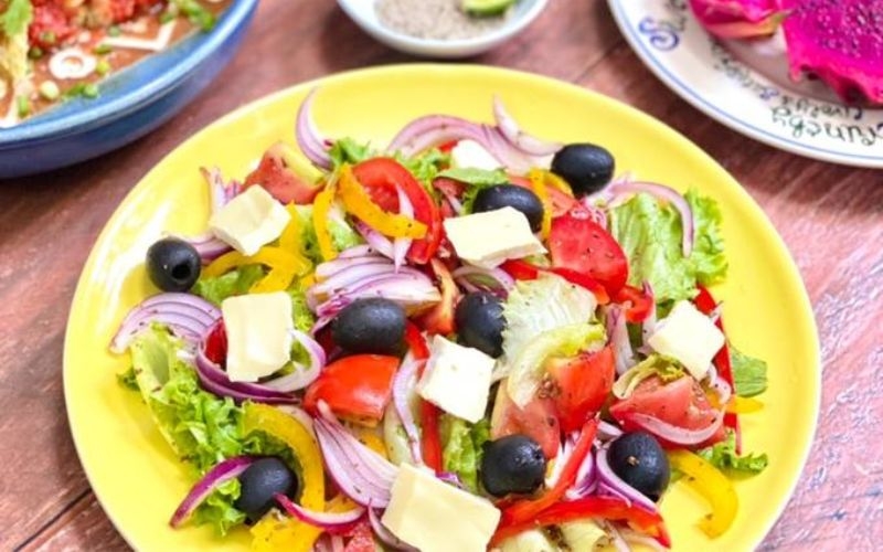 Trộn salad cồi sò điệp kiểu Địa Trung Hải